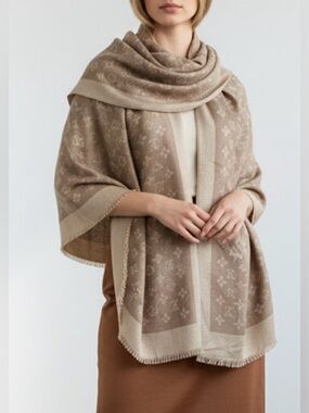 NWT-LOUIS VUITTON -Beige Monogram 65% cashmere 35% silk blend Shawl Wrap